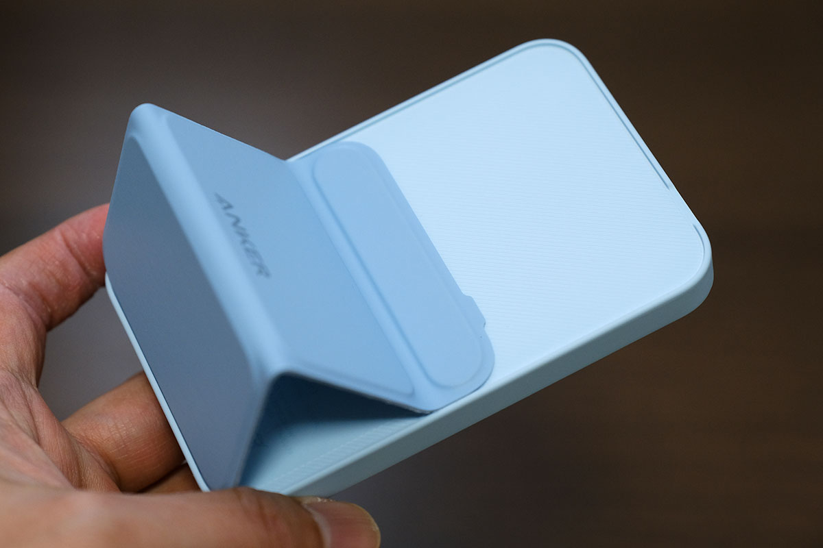 Anker 622 Magnetic Battery スタンドモード