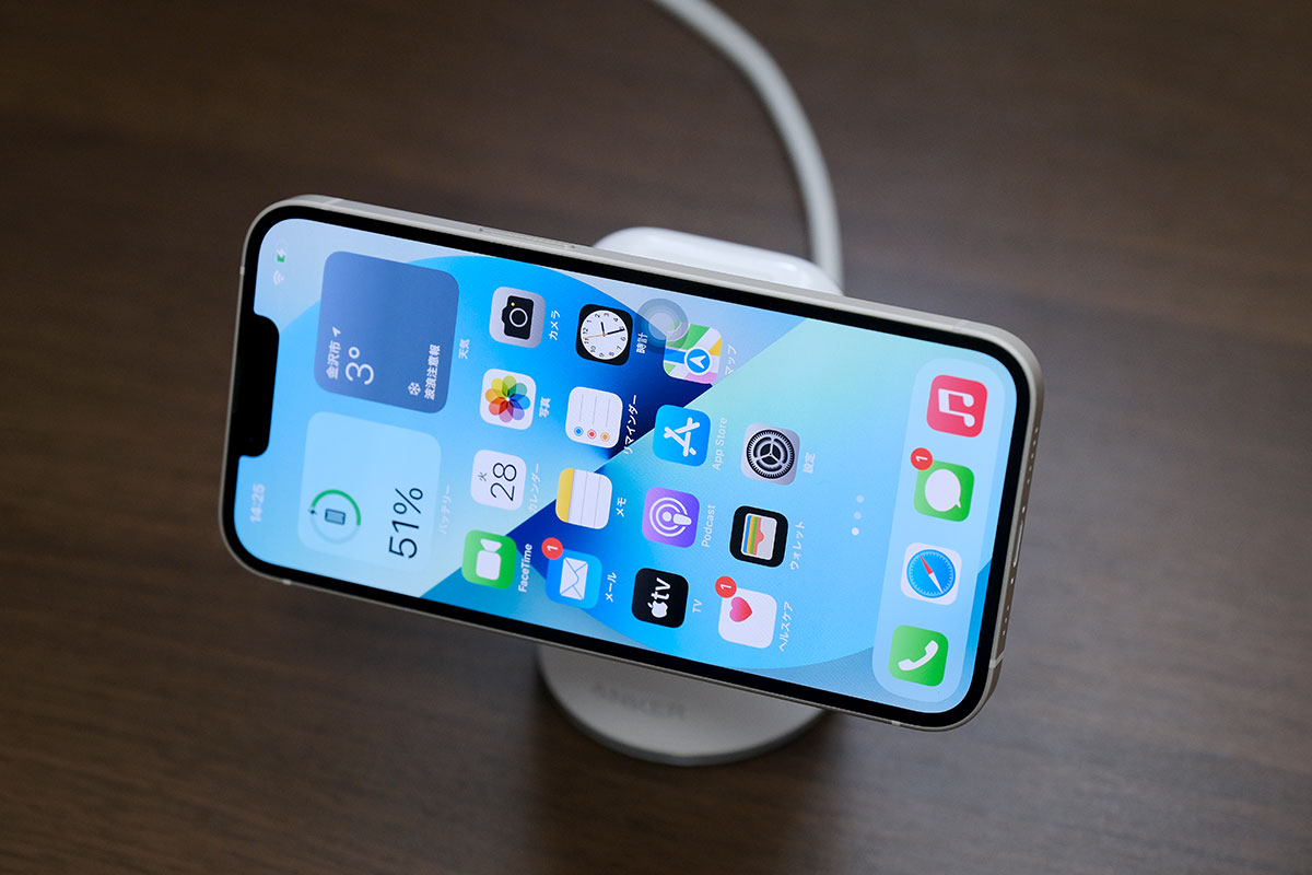 Anker 623でiPhone 13を充電する(横置き)