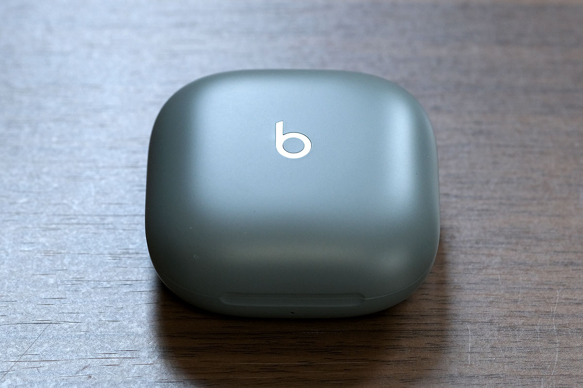 Beats Fit Pro テーブルに平置き