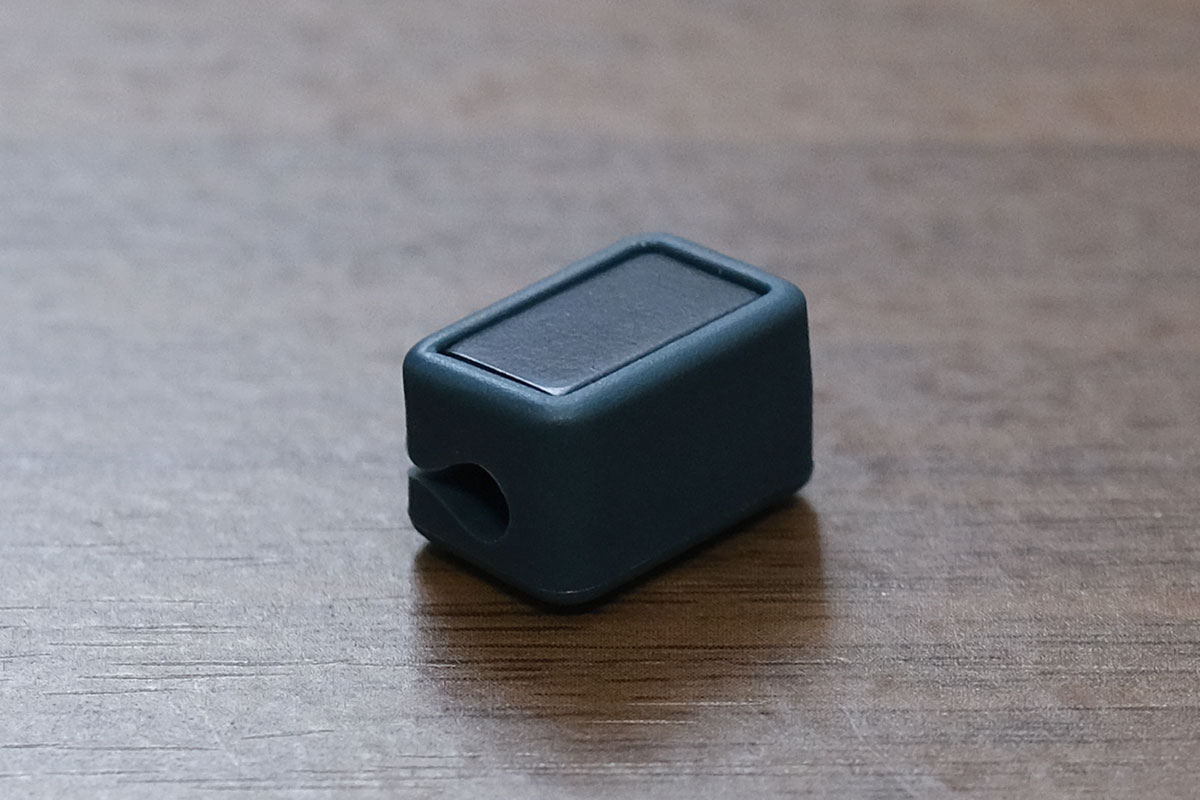 Magnetic Cable Holder 底面に金属