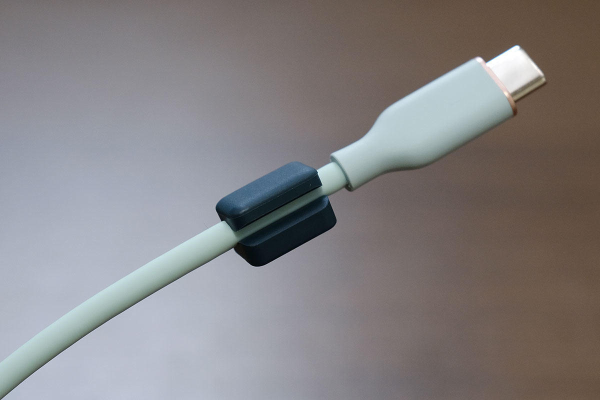 Magnetic Cable Holder ケーブルをクリップ