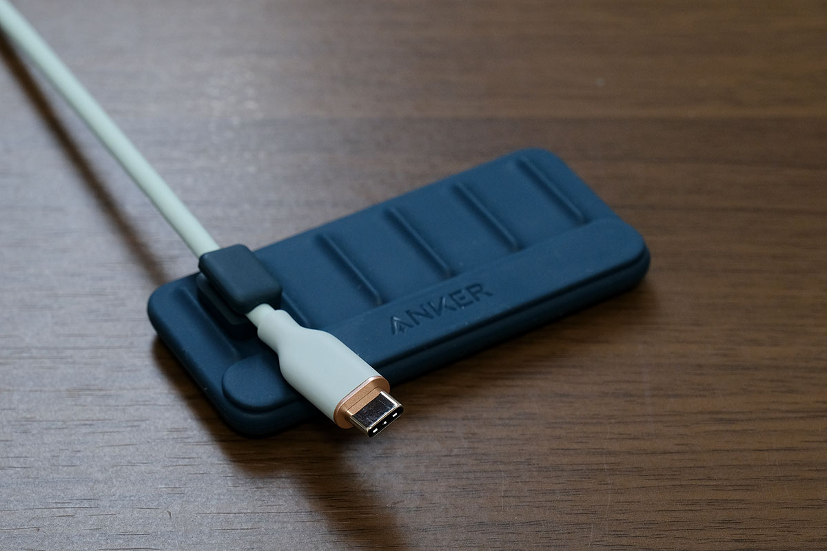 Magnetic Cable Holder マグネットで付着する