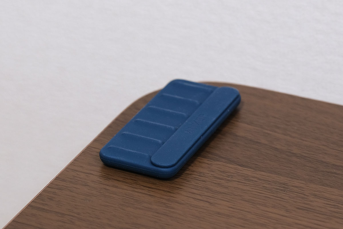 Magnetic Cable Holder テーブルに取り付ける