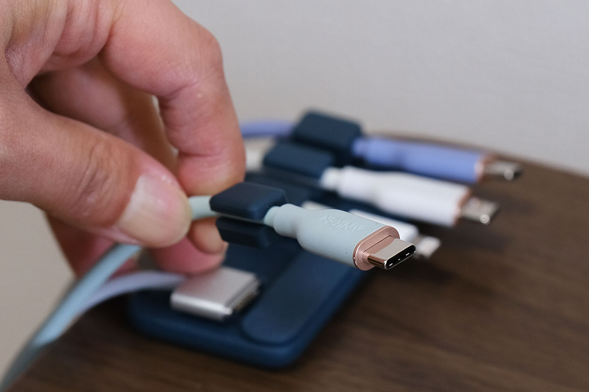 Magnetic Cable Holder ケーブルを取り外す