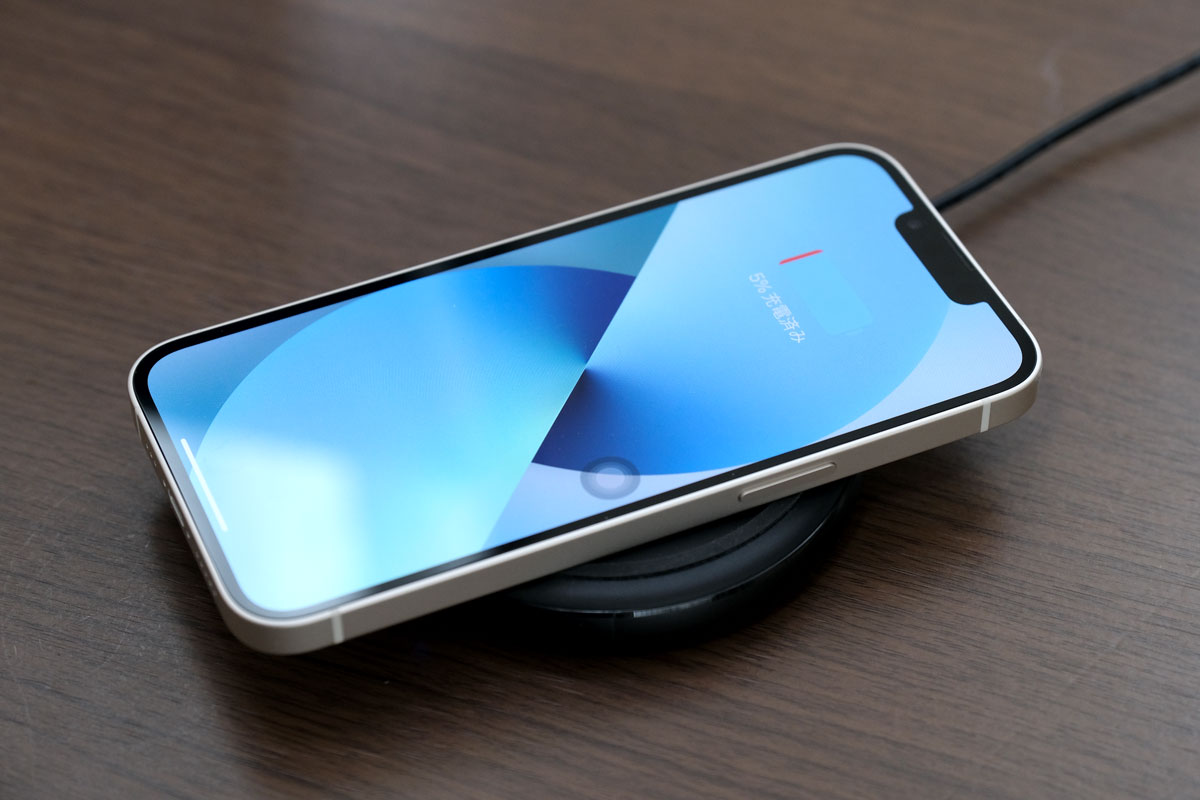 Anker PowerWave Ⅱ PadでiPhone 13を充電する
