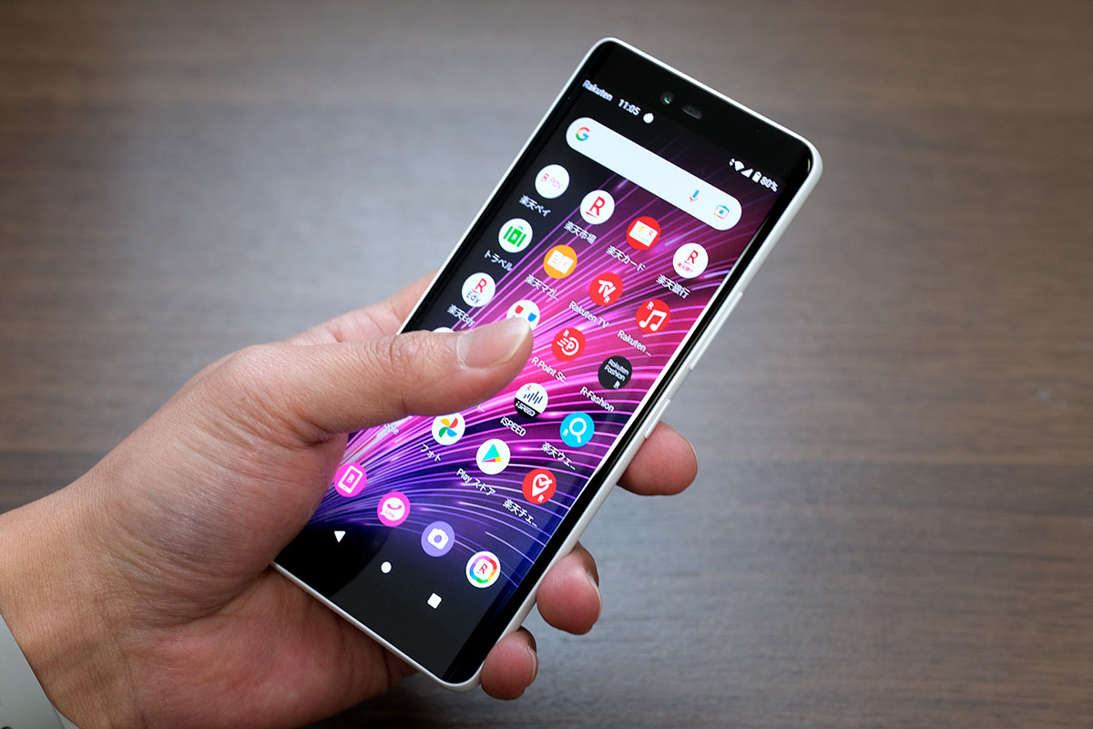 Rakuten Hand 5G 片手サイズ