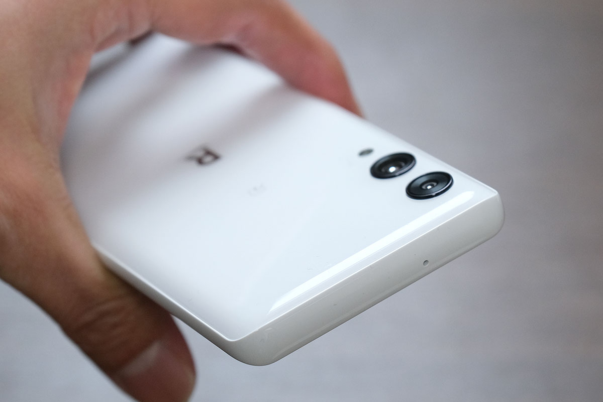 Rakuten Hand 5G 筐体上