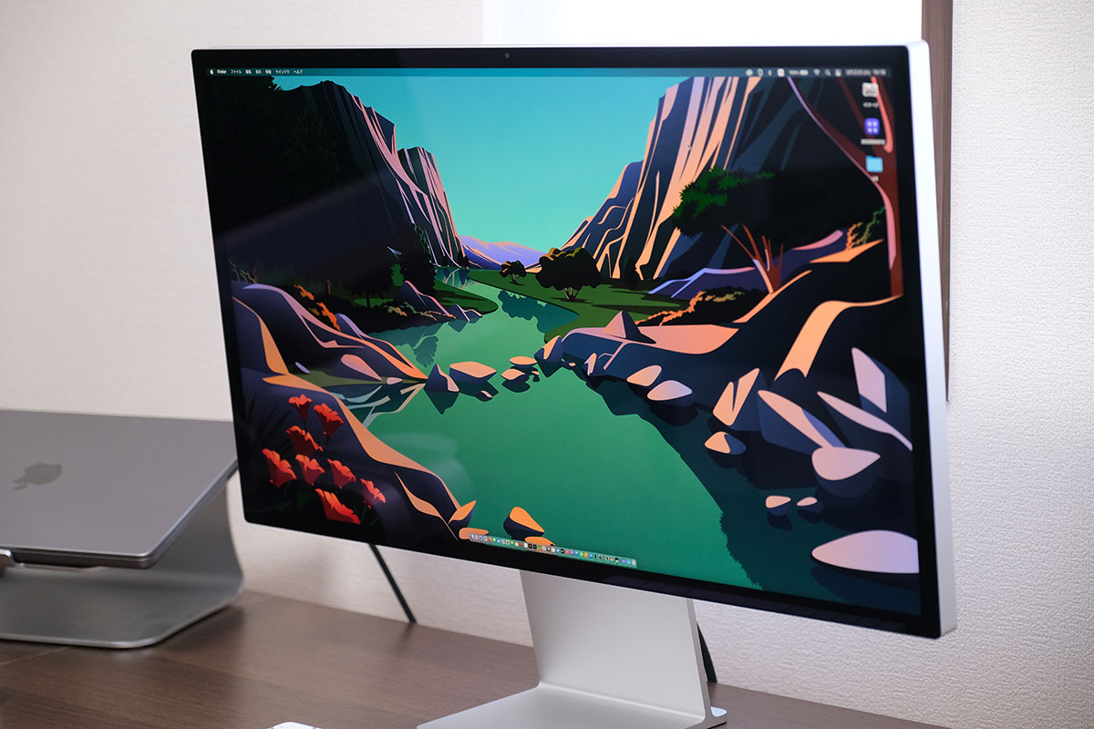 Studio Displayの画面可動域（下）