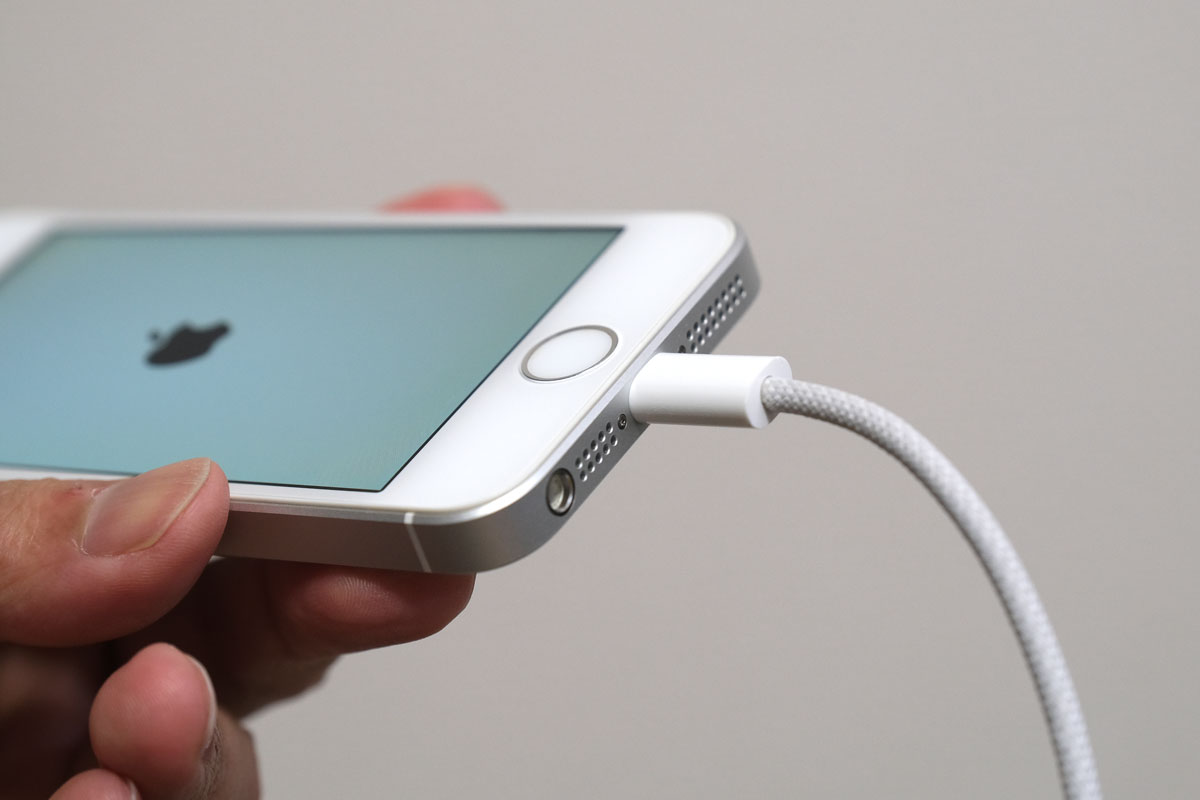 iPhone SE(第1世代)充電する