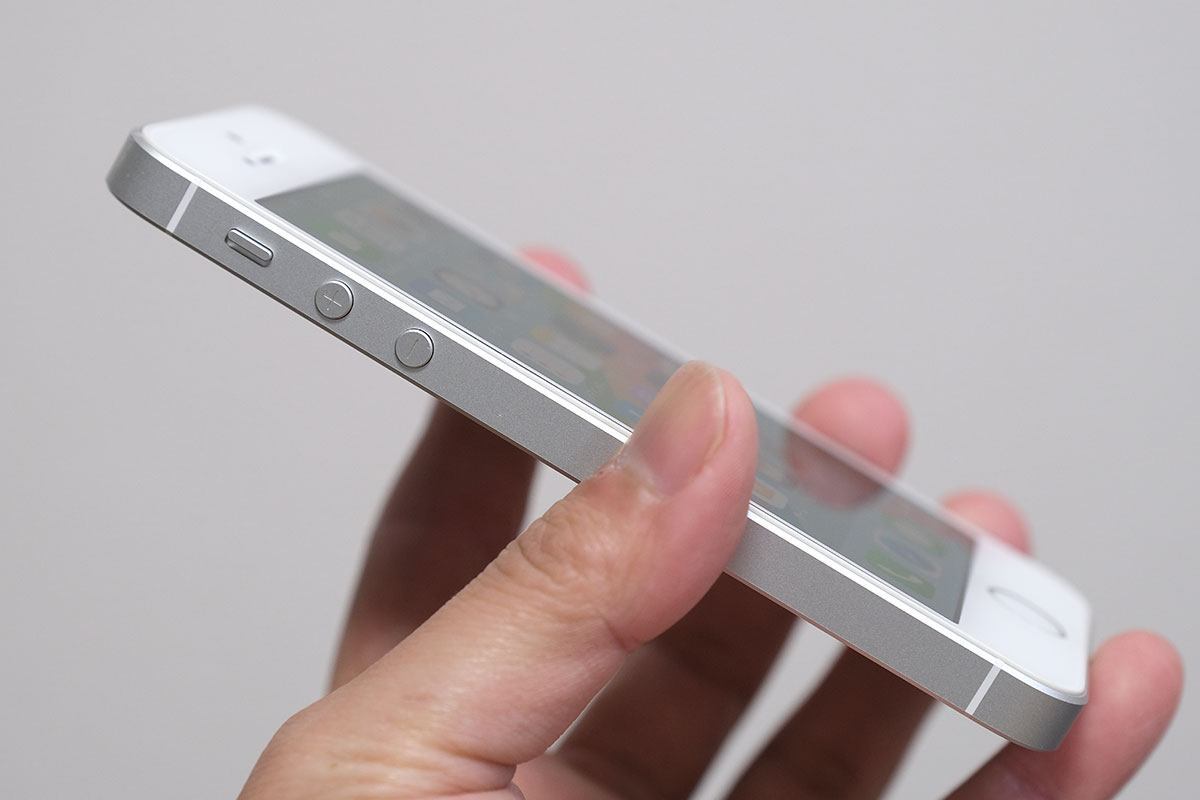 iPhone SE(第1世代)の音量ボタン