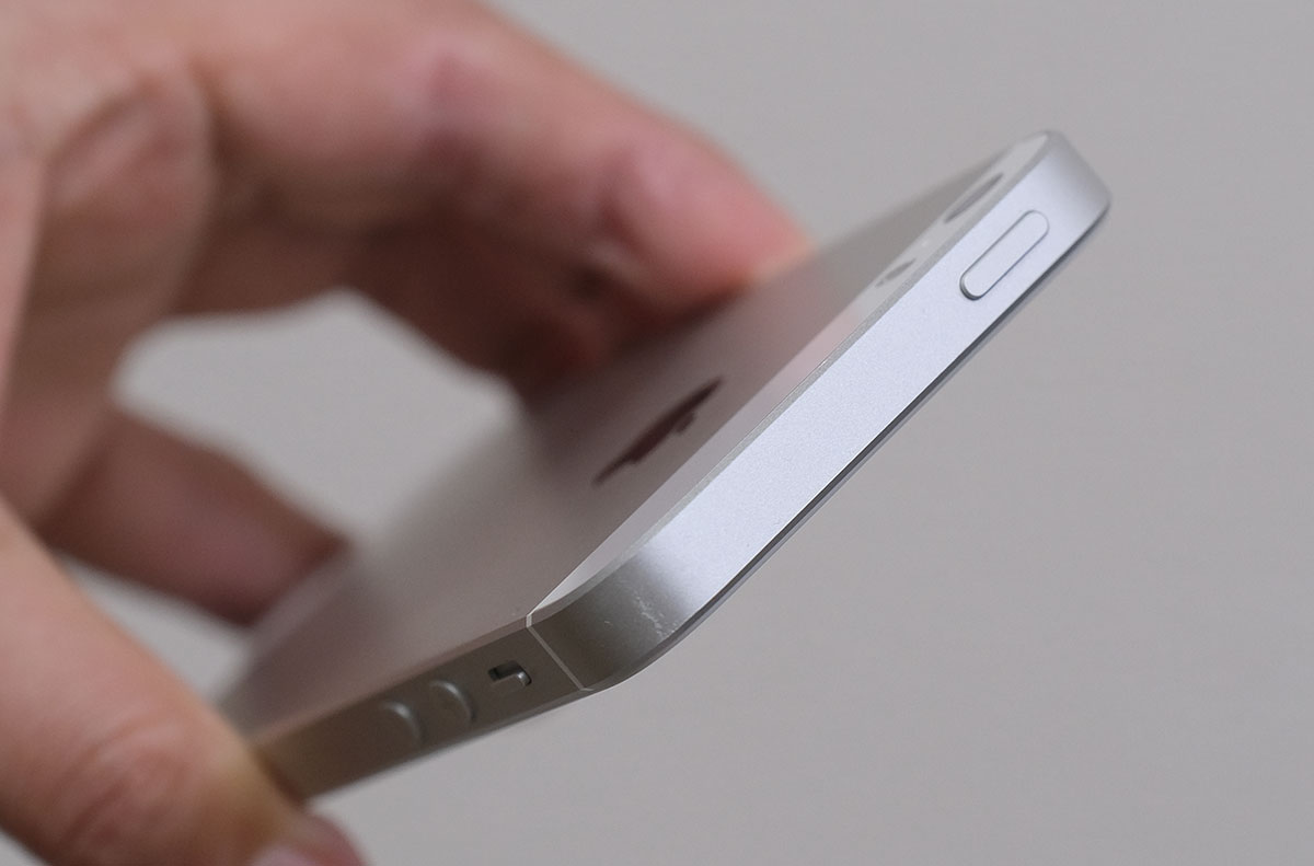 iPhone SE(第1世代)のトップボタン