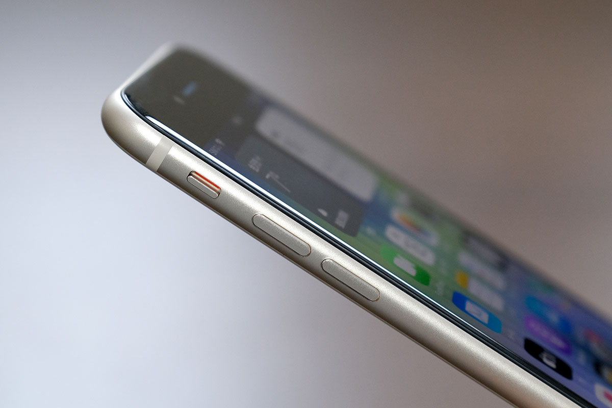 iPhone SE(第3世代)音量ボタンとミュートボタン