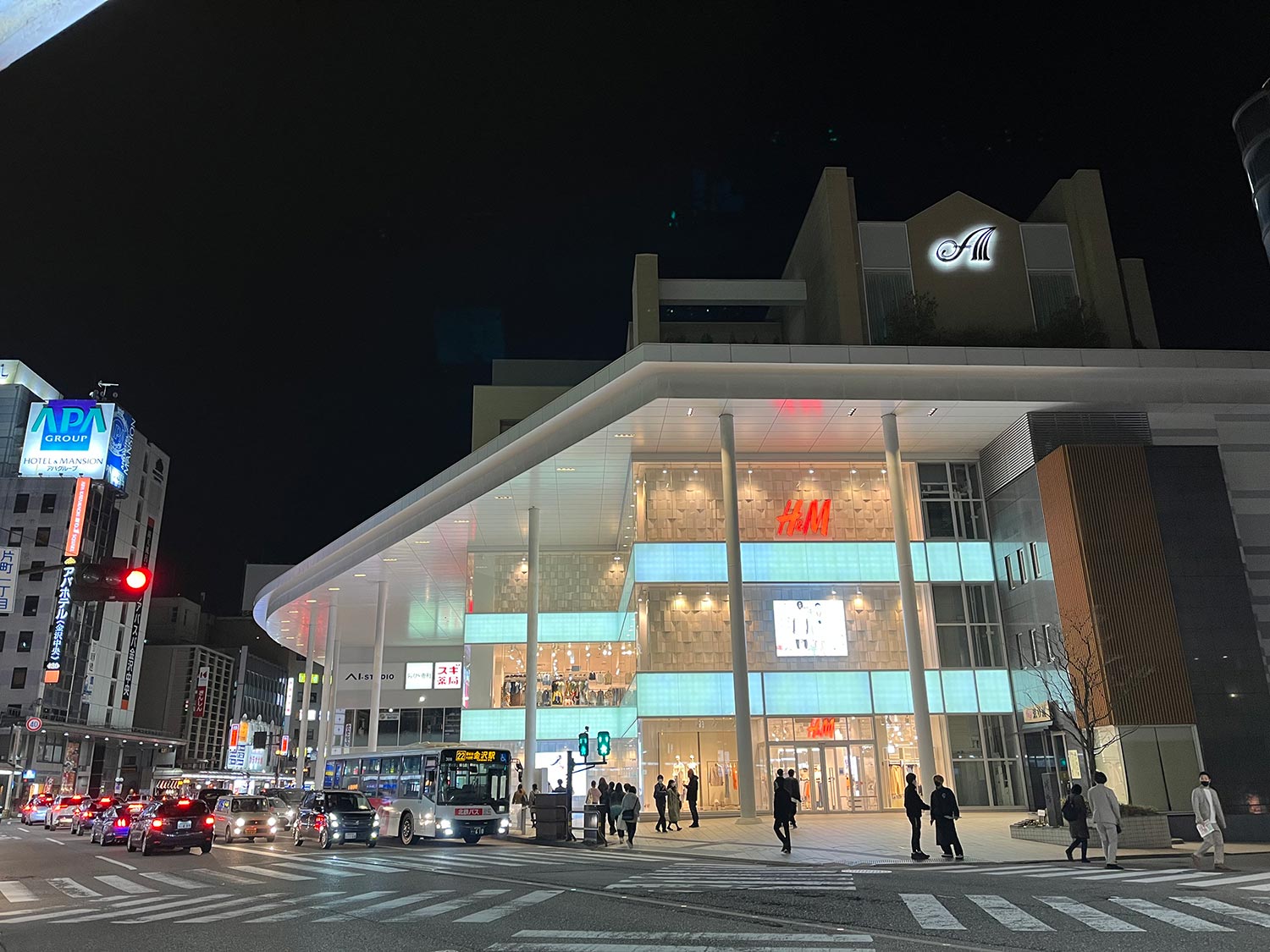 iPhone 13 mini 広角カメラで夜の街を撮影