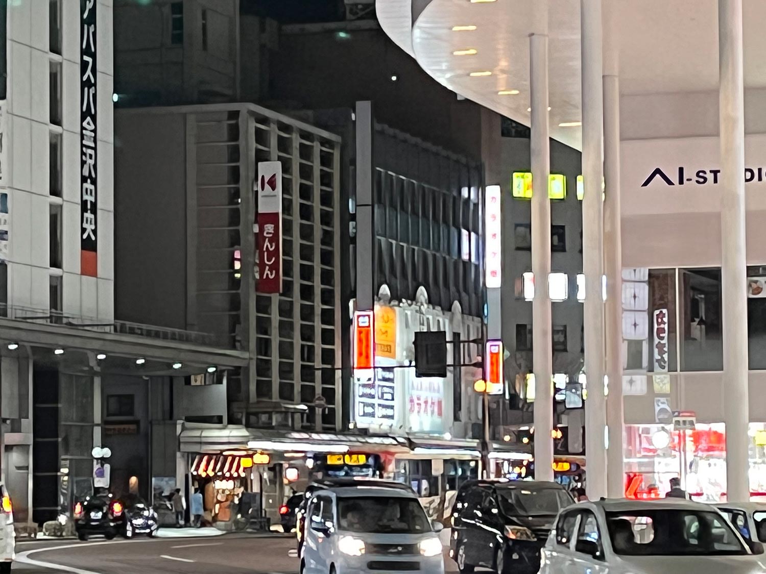 iPhone 13 mini 広角ズーム5倍で夜の街を撮影