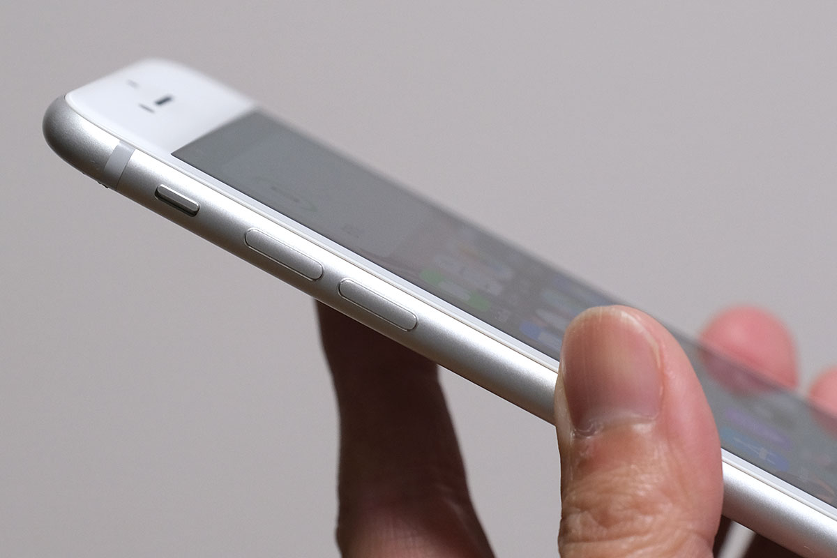iPhone 7 ミュートボタンと音量ボタン