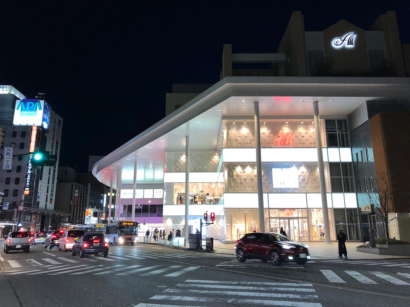 iPhone 8 広角カメラで夜の街を撮影