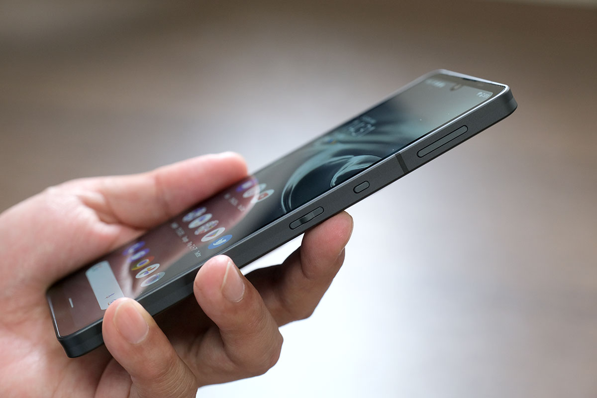 AQUOS sense6s