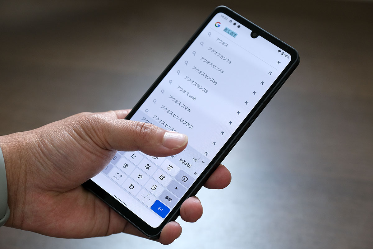 AQUOS sense6sは片手操作しやすい大きさ