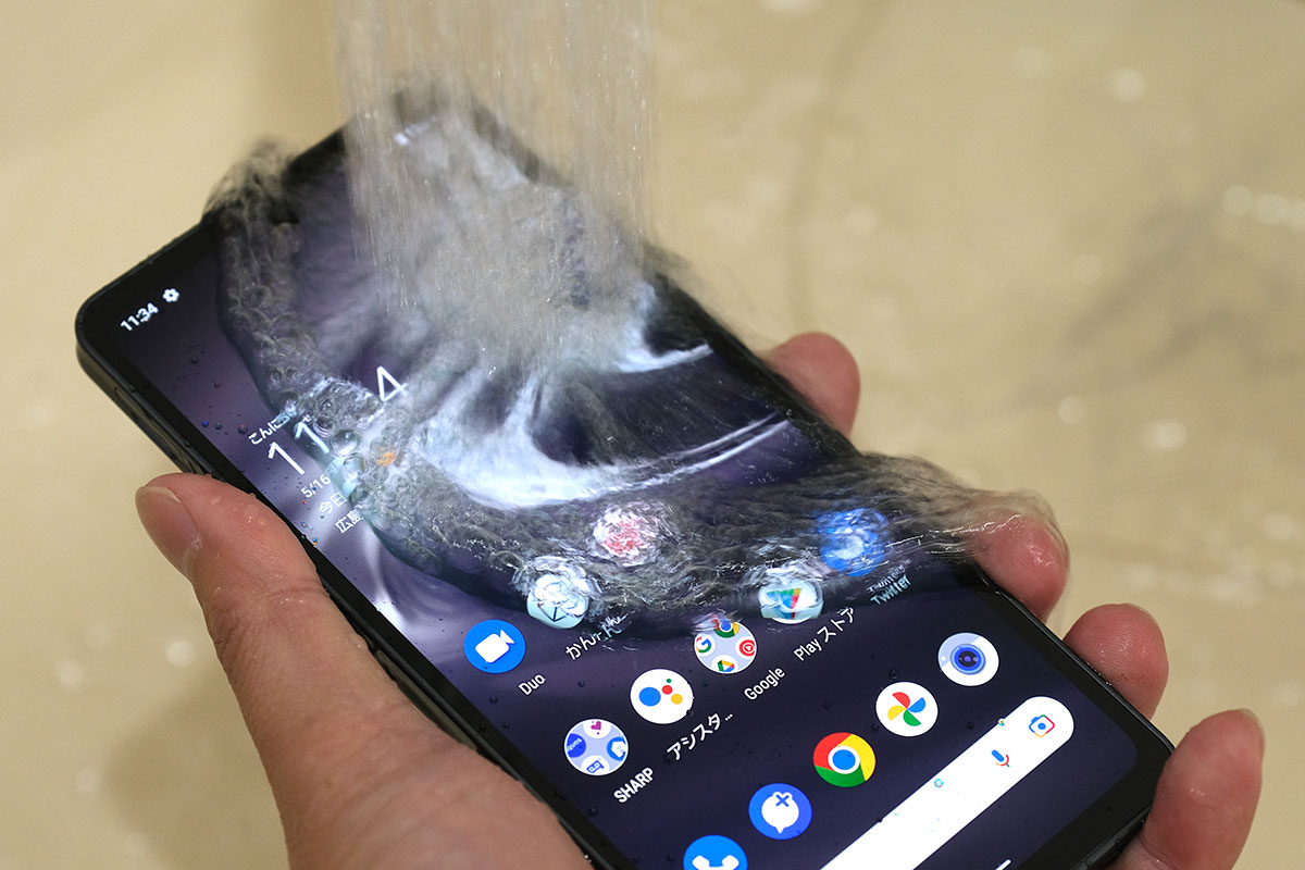 AQUOS sense6s 水に濡れても使える