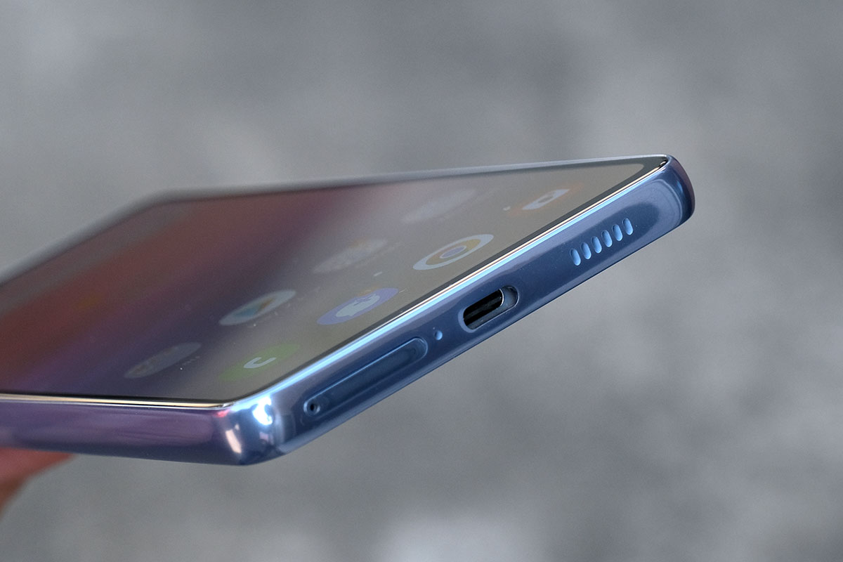 Galaxy A53 カードスロットと充電ポート