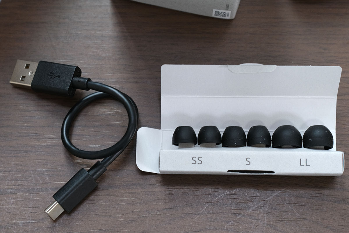 LinkBuds S 充電ケーブルとイヤーチップ