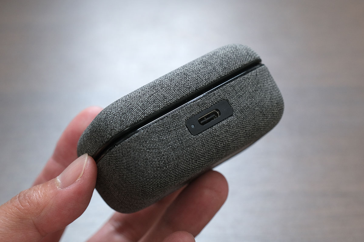 MOMENTUM True Wireless 3 充電ポート