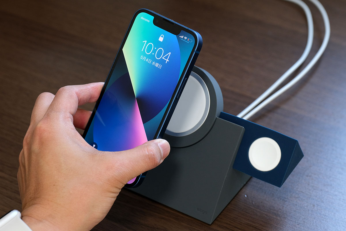 elago MS5にiPhone 13 miniを近づける