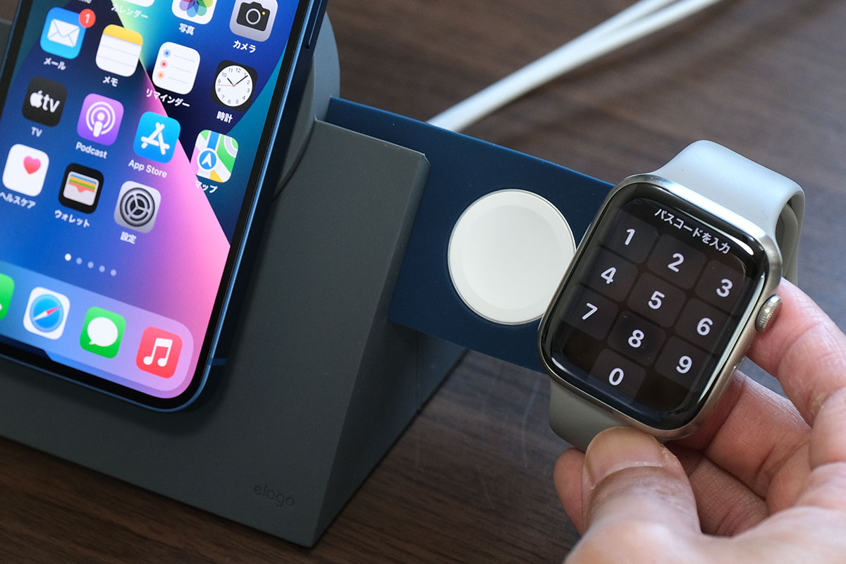 elago MS5にApple Watchを近づける