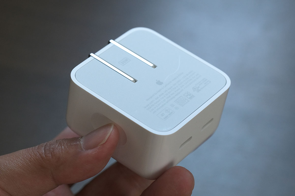 Apple 35W デュアルUSB-C コンパクト電源アダプタ 背面部分