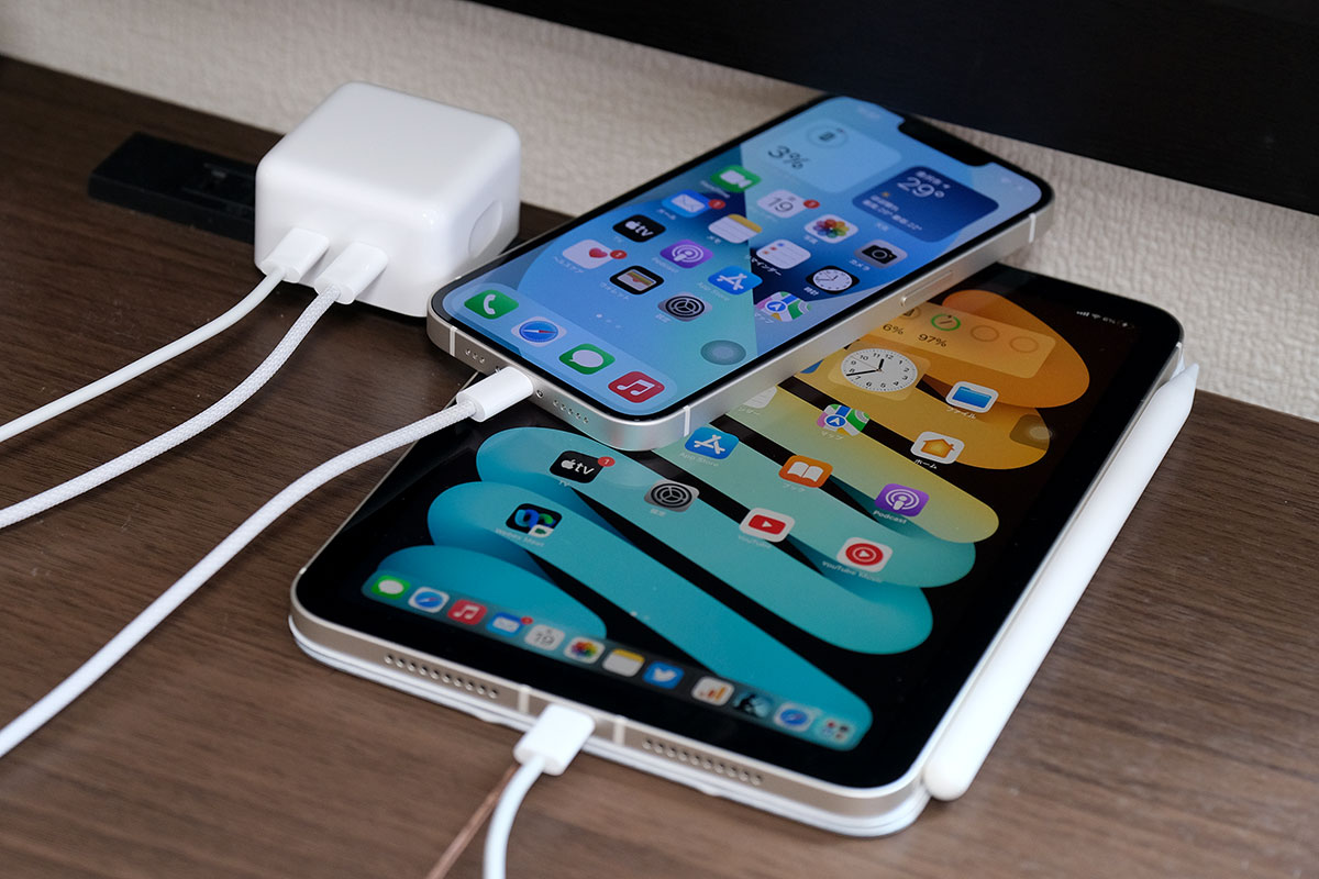 Apple 35W デュアルUSB-C コンパクト電源アダプタとiPhone 13とiPad mini 6