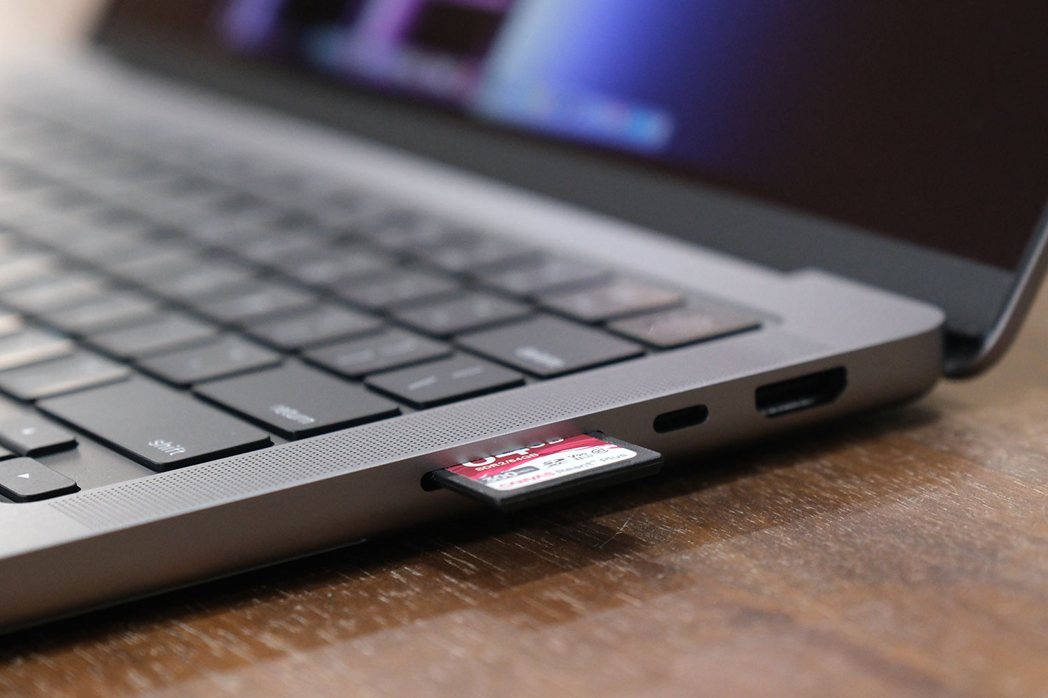 MacBook Pro 14インチとSDカード
