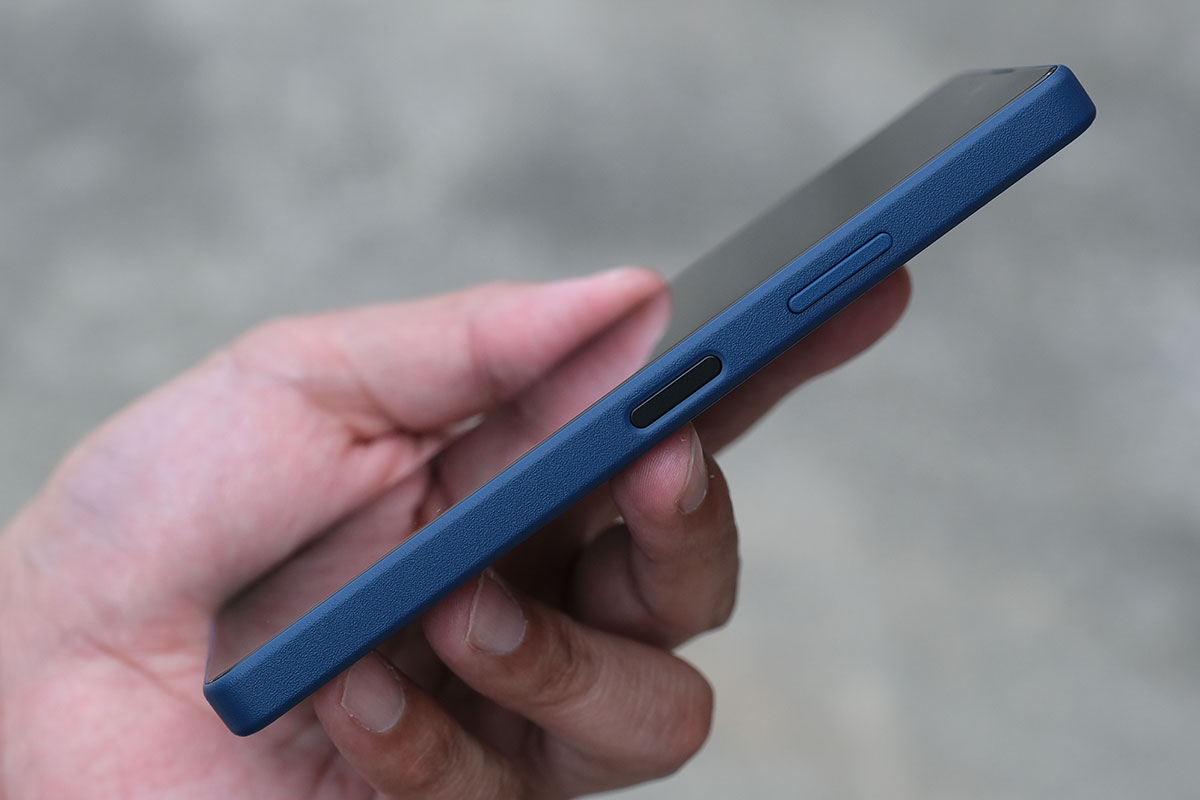 Xperia Ace III サイドボタンと音量ボタン