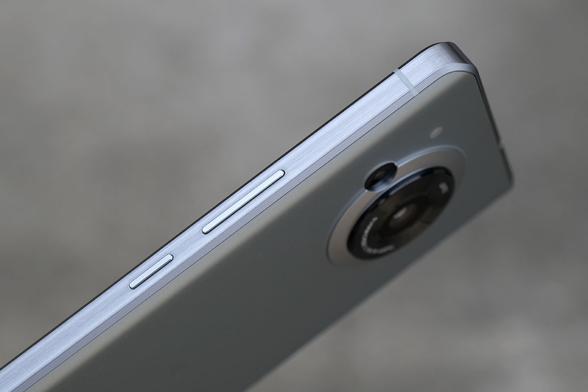 AQUOS R7 背面パネルは丸みのあるスタイル