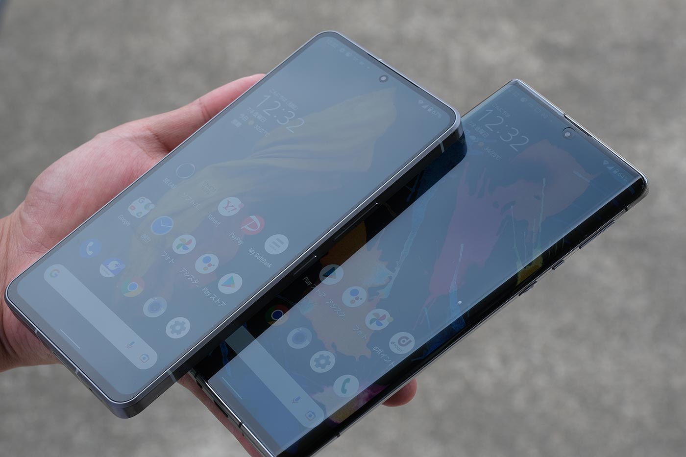 AQUOS R7とR6のデザインの違い(正面)