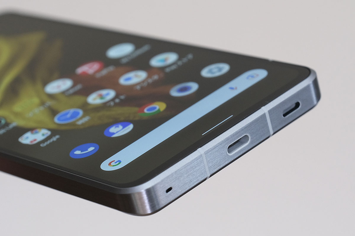 AQUOS R7 充電ポート