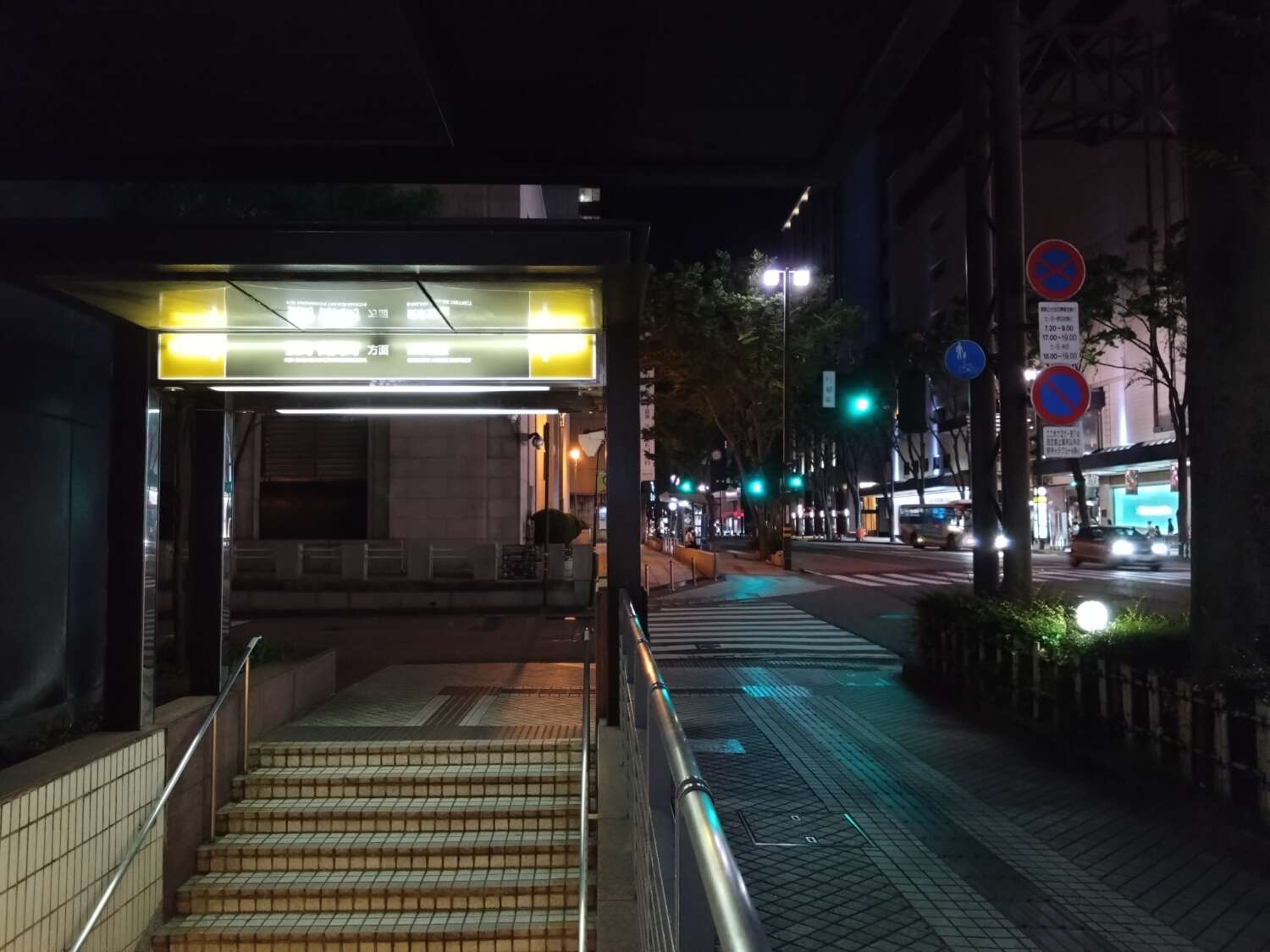 Xperia 10 IV 広角カメラで夜の階段を撮影