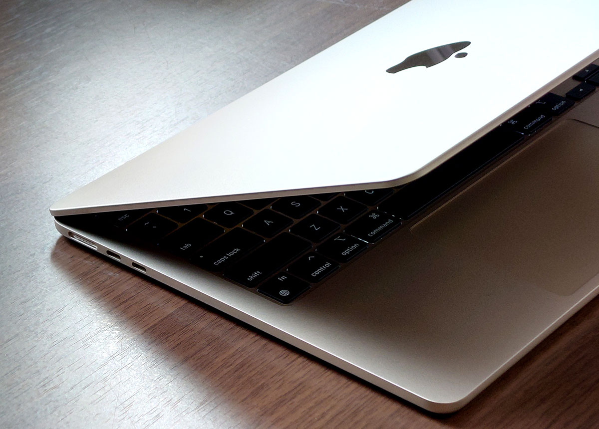 MacBook Air(M2)フラットデザインに