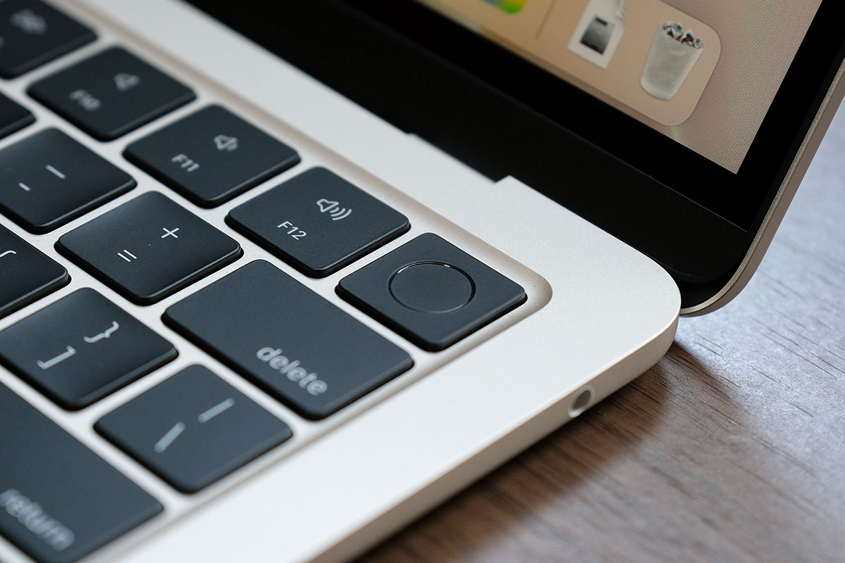 MacBook Air(M2)のTouch ID(指紋認証センサー)