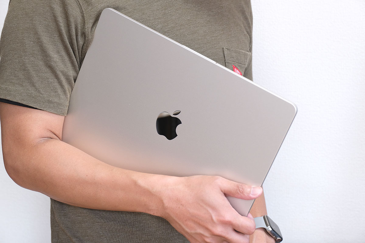 MacBook Air(M2)軽いので最高