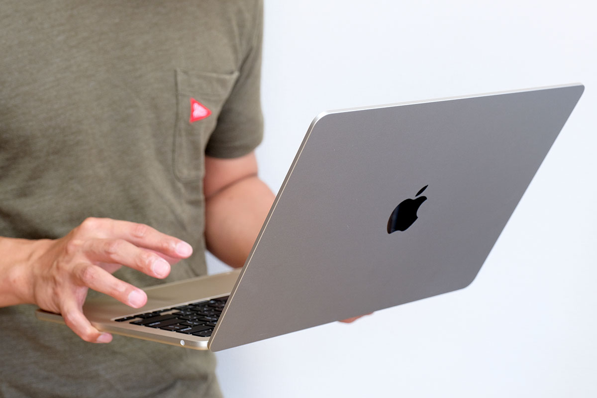 MacBook Air(M2)持ちながら作業できる