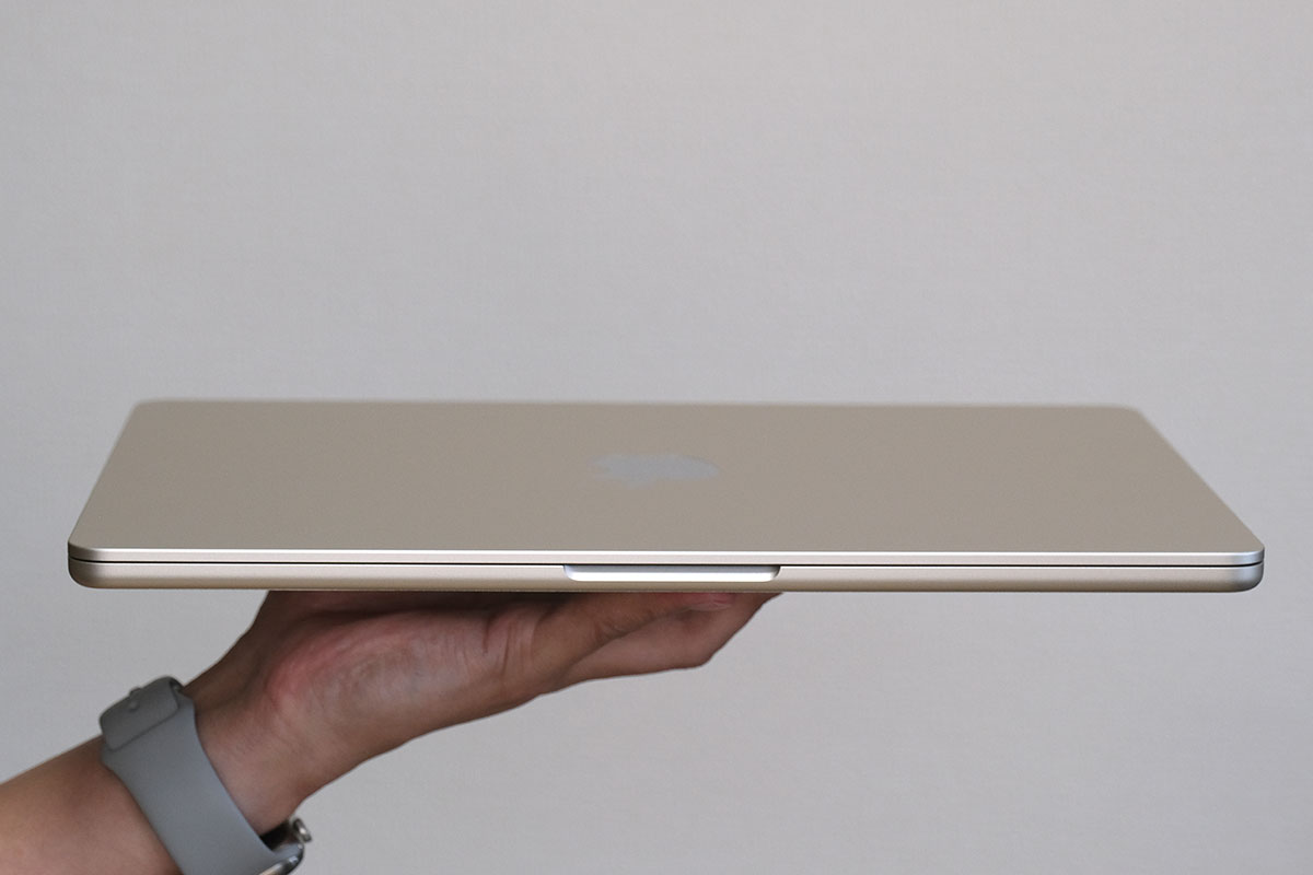 MacBook Air(M2)本体の厚み