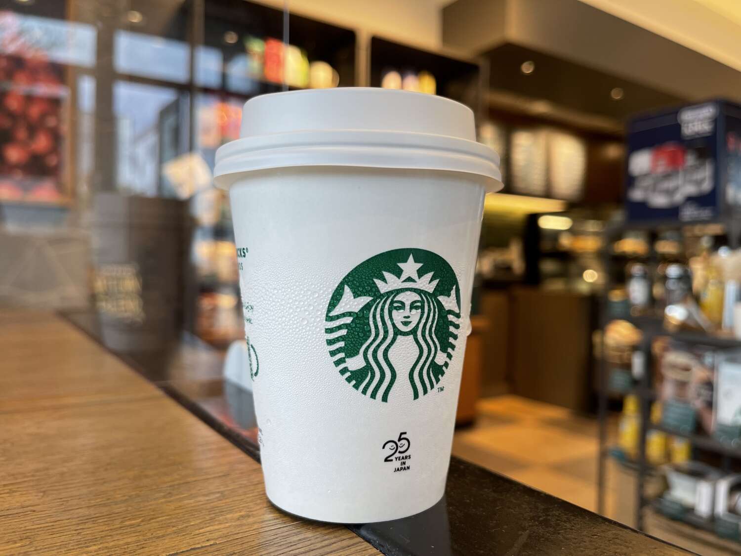 iPhone 12 Pro Maxの広角カメラでスタバのコーヒーを撮影