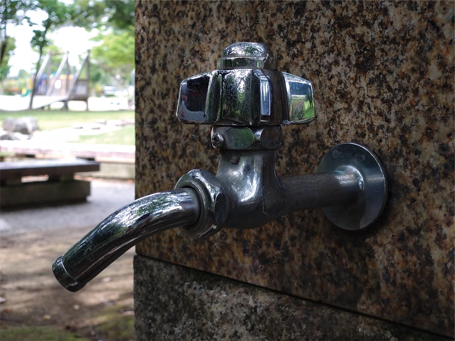Xperia 10 IV 望遠カメラで水道を撮影