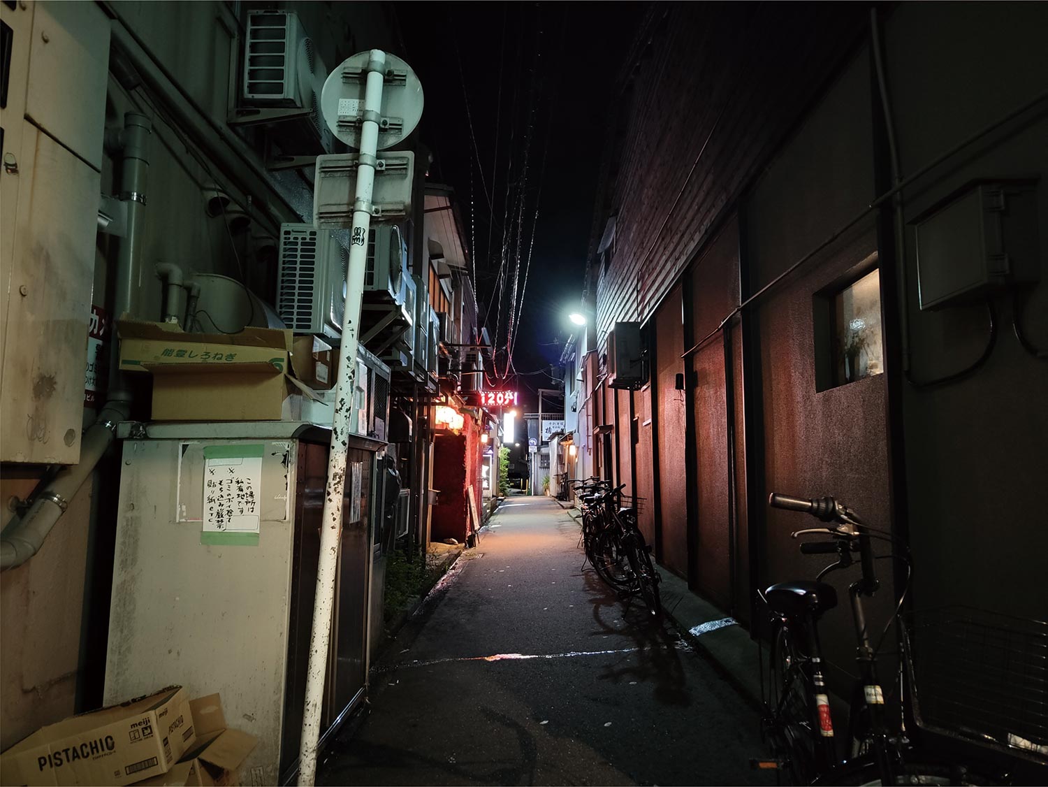 Nothing Phone (1) 広角カメラで路地を撮影