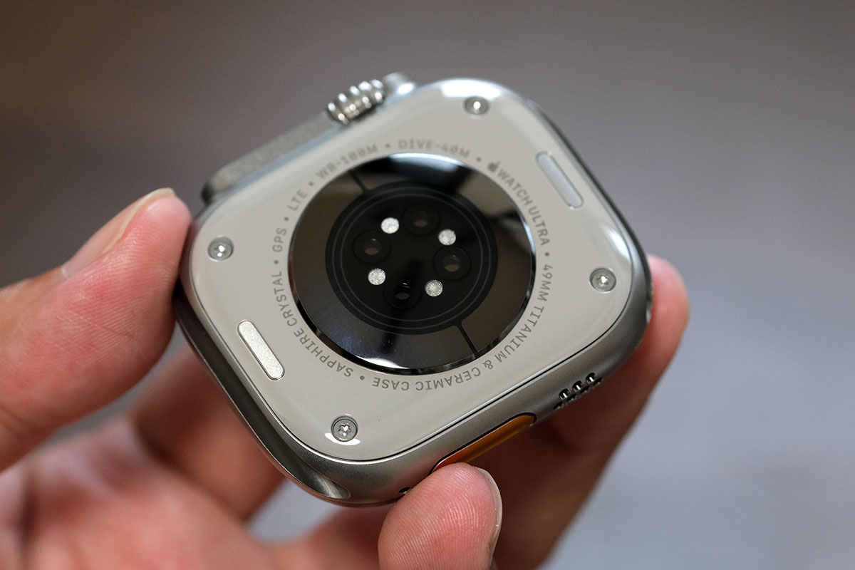 Apple Watch Ultra セラミックとサファイアクリスタル裏蓋