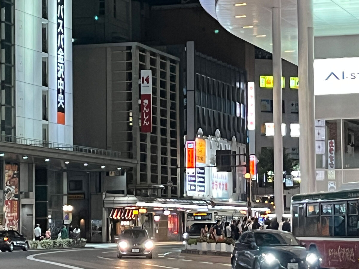 iPhone 13 広角×3 夜の街を撮影
