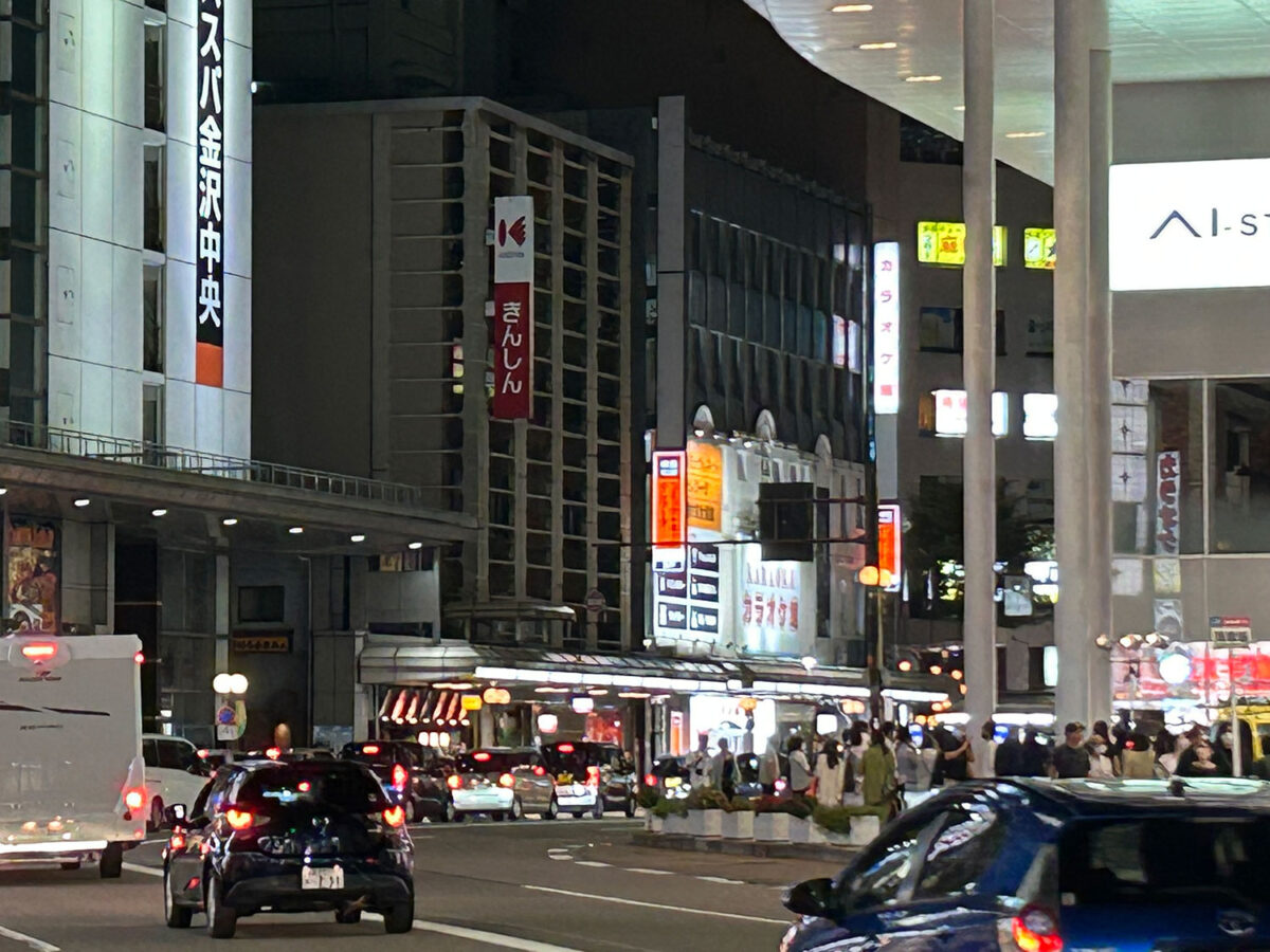 iPhone 14 広角×3 夜の街を撮影
