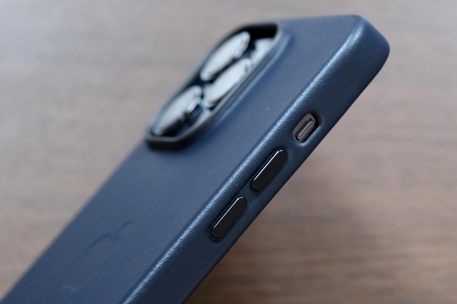 iPhone 14 レザーケース