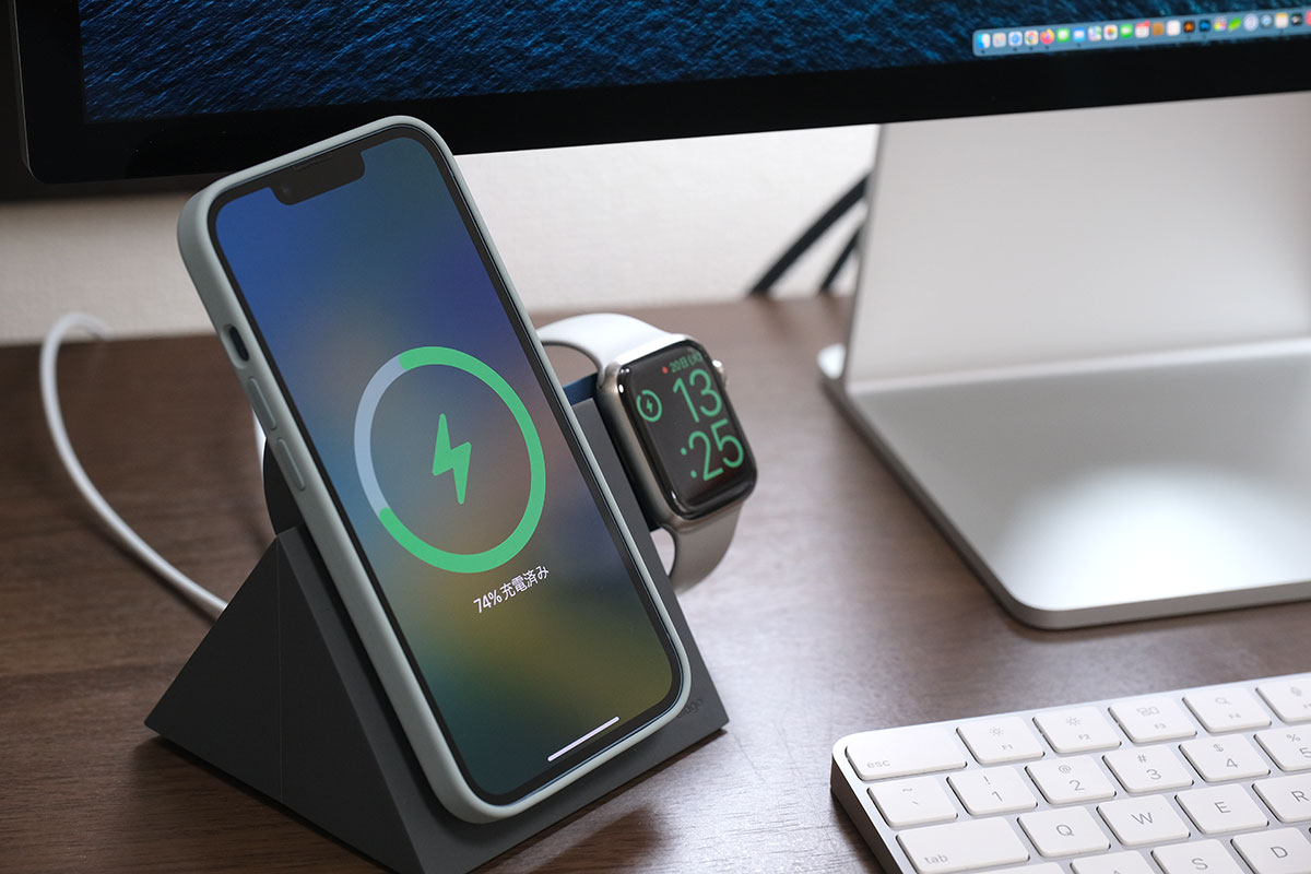iPhone 14とMagSafe充電器