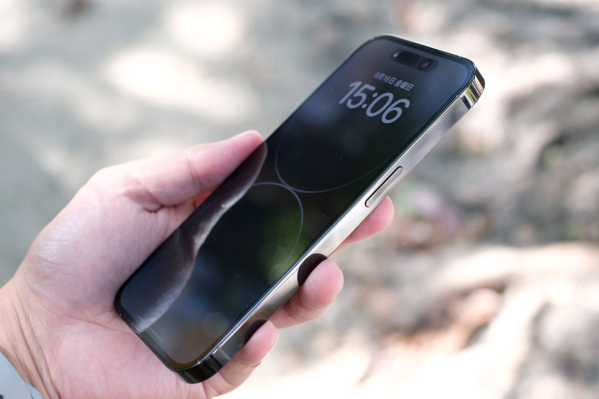 iPhone 14 Pro のサイドボタン